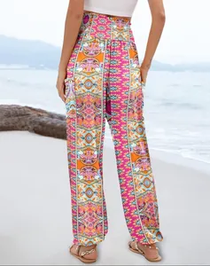 Vue arrière d'un pantalon bohème à taille haute imprimé sur une plage ensoleillée