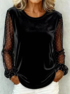Elegante zwarte fluwelen top met lange mouwen en transparante mesh mouwen met stippen