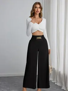 Damesbroek met hoge taille en wijde pijpen met gouden ketting en elastische taille
