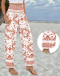 Vue détaillée d'un pantalon imprimé bohème pour femme à taille haute sur une plage
