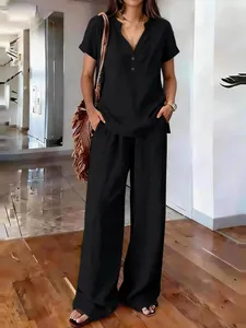 Γυναικείο casual σετ δύο τεμαχίων με μπλούζα με λαιμόκοψη V και φαρδιά παντελόνα.