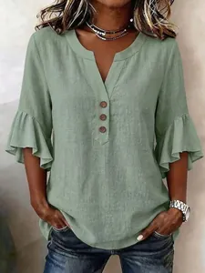Vue détaillée d'une blouse verte à col en V pour femme avec manches à volants et boutons