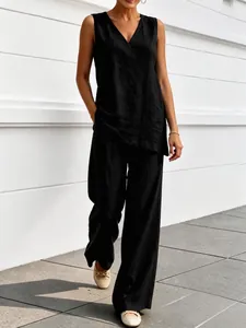 Vue détaillée de l'ensemble femme en lin noir avec haut sans manches et pantalon large.