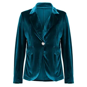 Detail des eleganten blaugrünen Samtstoffs und der schmalen Passform des Blazers