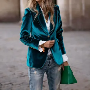 Nahaufnahme eines eleganten blaugrünen Samtblazers für Damen im Street-Style-Look.