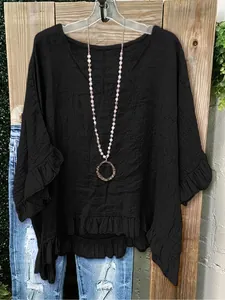 Detailansicht eines schwarzen Damen T-Shirts mit V-Ausschnitt und Rüschendetails.