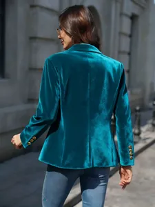 Detail-Rückansicht eines eleganten teal Samtblazers in schmaler Passform mit Goldknöpfen