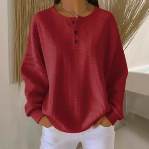 Detailaufnahme eines weichen burgunderfarbenen Henley-Shirts mit Waffelstrickmuster