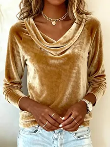 Eleganter goldener Samt-Top mit Wasserfall-Ausschnitt und weicher Stofftextur im Detail