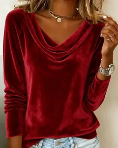 Elegantes weinrotes Samt-Langarmshirt für Damen mit Wasserfall-Ausschnitt.