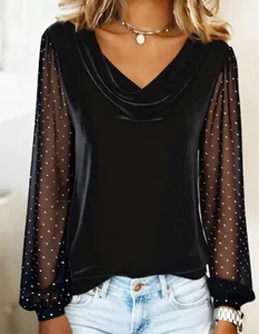 Elegantes schwarzes Langarmshirt mit Mesh-Ärmeln, Strass und V-Ausschnitt.
