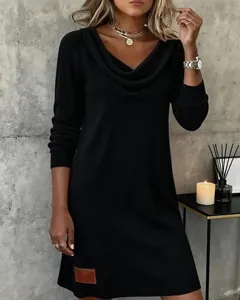 Vestido negro de manga larga con cuello desbocado acanalado y detalle de parche