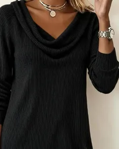 Detalle de primer plano de un vestido de punto acanalado con cuello desbocado negro para mujer