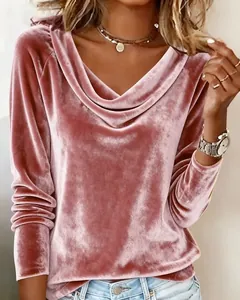 Detailansicht eines Damen-T-Shirts mit Wasserfallausschnitt aus rosafarbenem Samt