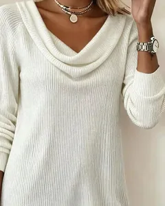 Detalle de cerca del elegante vestido de punto de canalé blanco con diseño de cuello drapeado