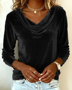 Nahaufnahme des eleganten Wasserfall-Ausschnitts und des weichen Samtstoffs dieses Tops