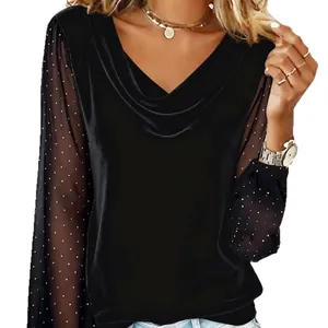 Elegantes schwarzes Damen-Top mit V-Ausschnitt und Mesh-Ärmeln mit glänzenden Strasssteinen