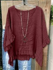 T-shirt bordeaux con scollo a V, orlo a balze e trama stropicciata per l'estate