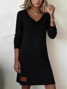 Elegante vestido negro de punto acanalado con cuello desbocado y manga larga