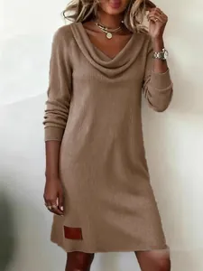Vestido de punto acanalado con cuello desbocado y manga larga en color marrón claro