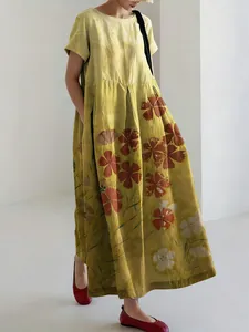 Dettaglio di un abito lungo ampio con stampa floreale in stile Tokyo, giallo senape