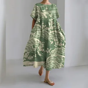 Elegante abito lungo verde con stampa orientale di pini bianchi e vestibilità ampia