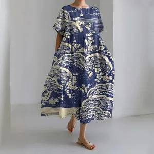 Dettaglio di abito lungo largo con stampa floreale blu e bianca raffinata