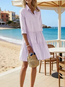 Elegante abito a camicia a righe lavanda con gonna a balze per uno stile estivo da resort