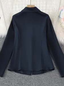 Detailansicht der Rückseite eines eleganten marineblauen Blazers mit taillierter Passform