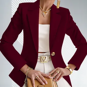 Nahaufnahme eines eleganten burgunderroten Blazers mit Taschenklappen und Goldknöpfen.