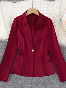 Detailansicht eines weinroten Damen-Strickblazers mit elegantem Revers und Einzelknopf