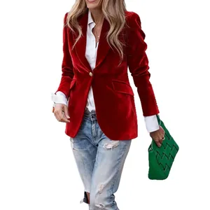 Eleganter schmal geschnittener roter Samtblazer für Damen mit edlem goldfarbenem Knopf