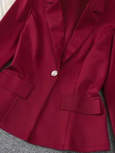 Detaillierte Ansicht eines burgunderroten Strickblazers mit dekorativen Pattentaschen