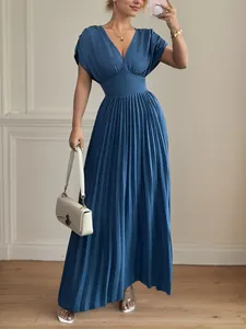 Elegante vestido maxi azul de manga corta con pliegues y cuello en V para uso diario