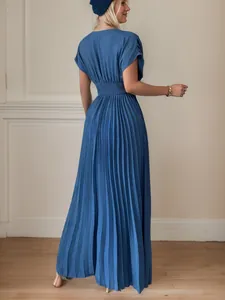 Elegante vestido largo plisado azul de manga corta con detalles de textura de tela.