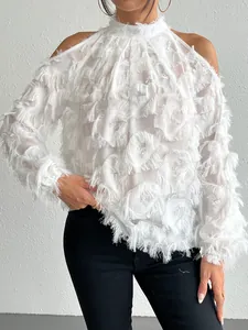 Detaillierte Ansicht der eleganten weißen Fransenschulter-Bluse für modebewusste Damen