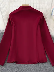 Detaillierte Rückansicht eines eleganten burgunderroten Damenblazers mit Reverskragen
