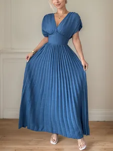 Elegante vestido largo plisado en azul con cuello en V y mangas cortas para mujer