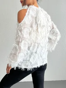 Detailansicht der weißen Cold-Shoulder-Bluse mit 3D-Fransen im französischen Stil