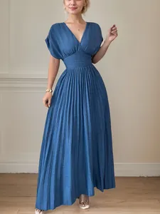 Elegante vestido largo plisado azul con cuello en V y manga corta para el verano