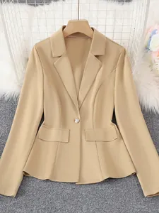Detail des eleganten Revers und Ein-Knopf-Verschlusses der khakifarbenen Blazerjacke
