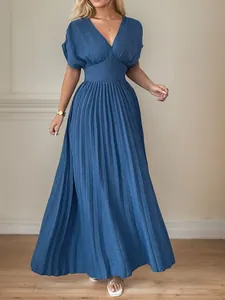 Vista completa de un elegante vestido largo plisado azul de manga corta para mujer moderna