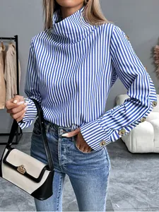 Vue détaillée d'une chemise à rayures bleues et blanches avec boutons dorés élégants.