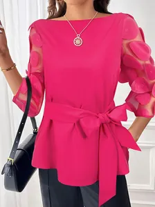 Elegante top rojo rosa con mangas de pétalos 3D y cinturón de lazo, detalle de moda.