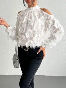 Detail der eleganten weißen Fransenbluse im französischen Stil mit Cut-Out-Schultern