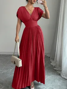 Detalle del elegante vestido maxi rojo plisado con escote en V y falda fluida.