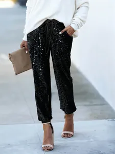 Vista dettagliata dei pantaloni jogger con paillettes nere e coulisse da donna stile festa