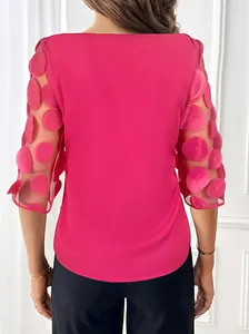 Detalle de blusa fucsia con mangas de malla y pétalos 3D y elegante diseño de espalda.