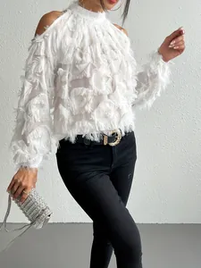 Detaillierte Ansicht der weißen französischen Fransenbluse mit Cold-Shoulder-Design