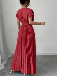 Vista detallada de la espalda de un vestido largo plisado rojo con cintura elástica